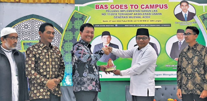 humas-bank-aceh-terima-plakat.jpg