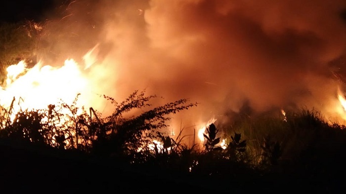 BREAKING NEWS - Ratusan Warga Bakar Mapolsek Tambelengan Sampang Madura, 3 Sepmor dan 1 Mobil Hangus