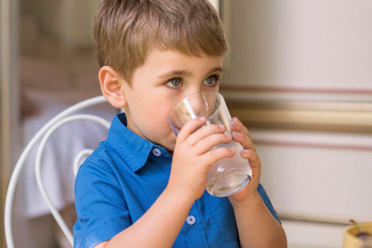 ilustrasi-anak-minum-air-putih-berikut-ini-fa.jpg