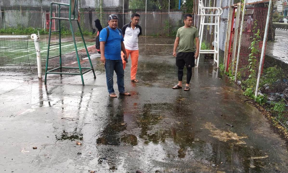 Lapangan Tenis Pelti Bireuen Sebagian Rusak dan Lantai Licin, Pemkab Diharap Turun Tangan
