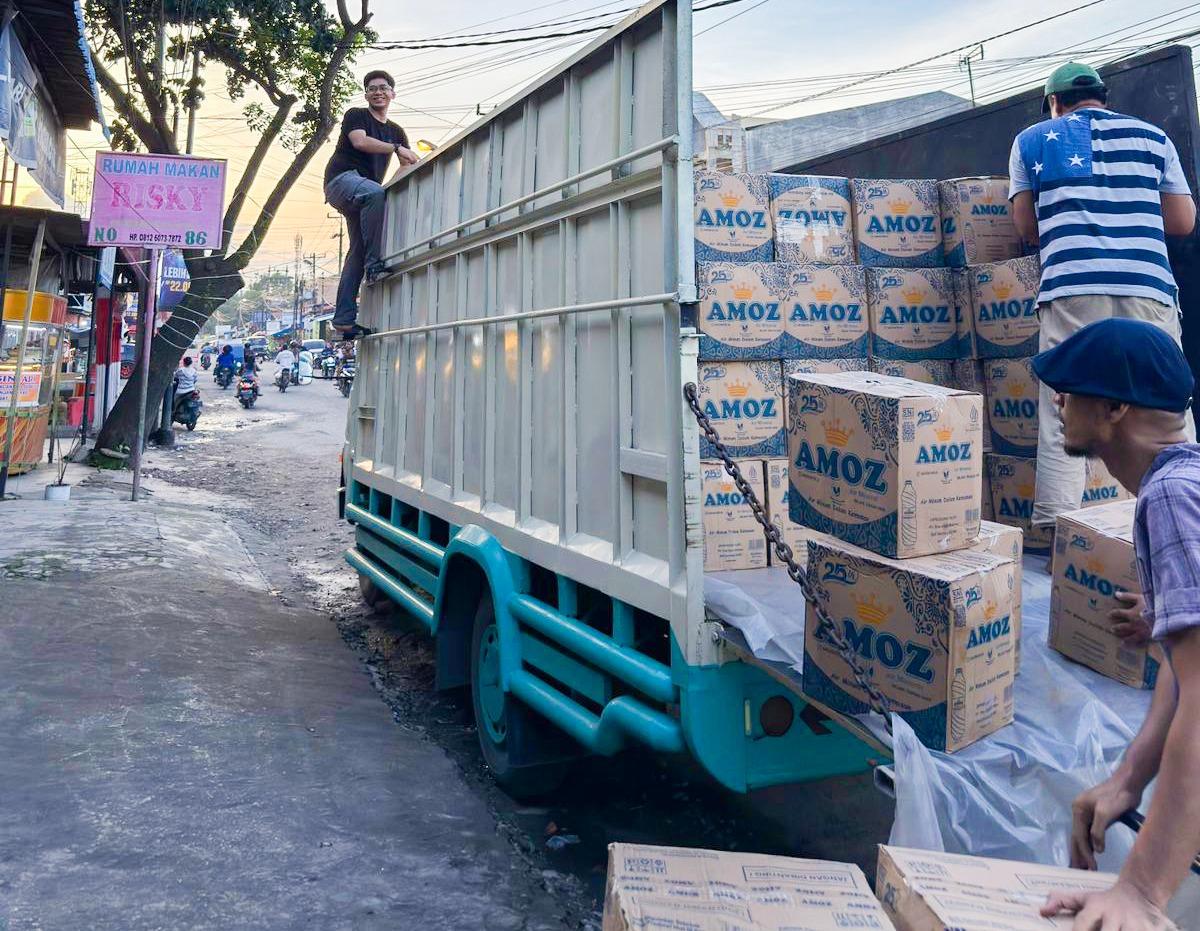 Irsan Sosiawan Krim  5 Truk Air Bersih dan 5 Ton Sembako Ke Aceh Tamiang