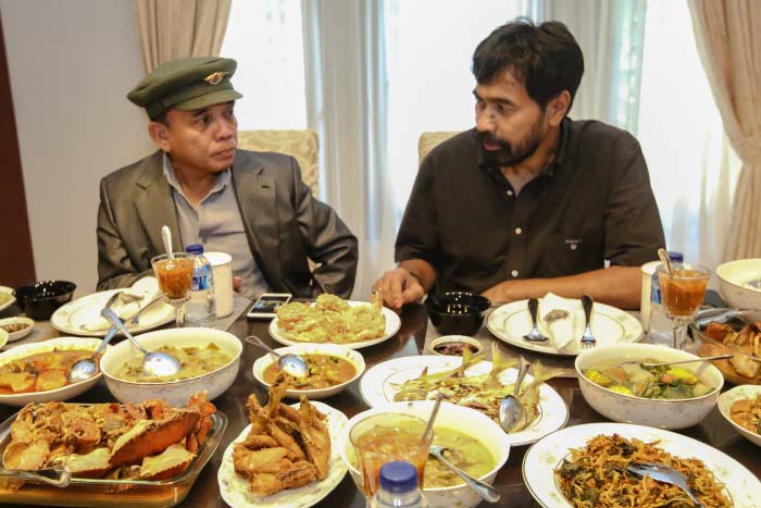 irwandi-yusuf-dan-muzakir-manaf-mualem-makan-semeja_20170223_115418.jpg