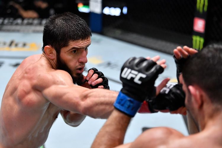 islam-makhachev-saat-berduel-dengan-thiago-moises-di-ufc-vegas-31.jpg