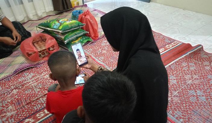 istri-korban-penembakan-TNI-AL-video-call-dengan-Haji-Uma-2025.jpg