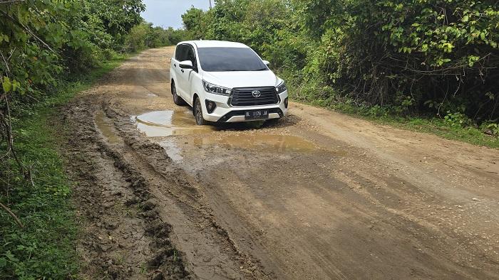 Warga Batee dan Muara Tiga Desak Pemerintah agar Aspal Sisa Ruas Jalan 1 Km