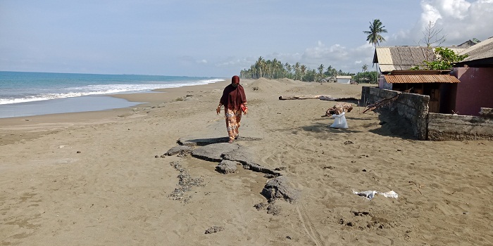 Waduh! Jalan Lingkar Ujong Kalak 'Raib' Sepanjang 50 Meter, Hilang Tertimbun Pasir Saat Banjir Rob