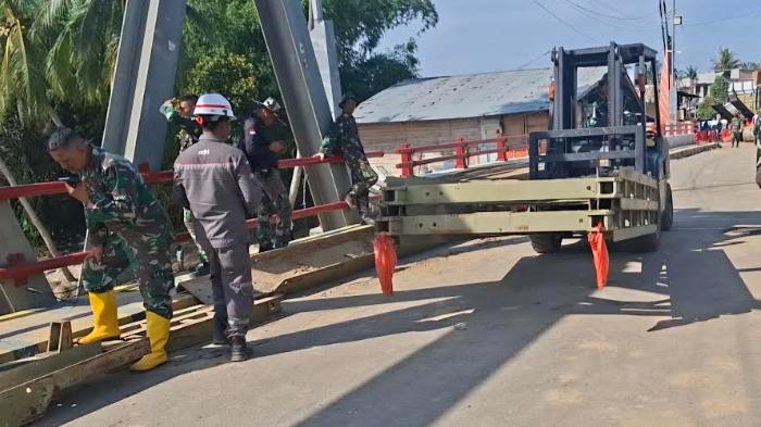 Penyambungan Jembatan Kutablang yang Putus Dikebut Siang Malam