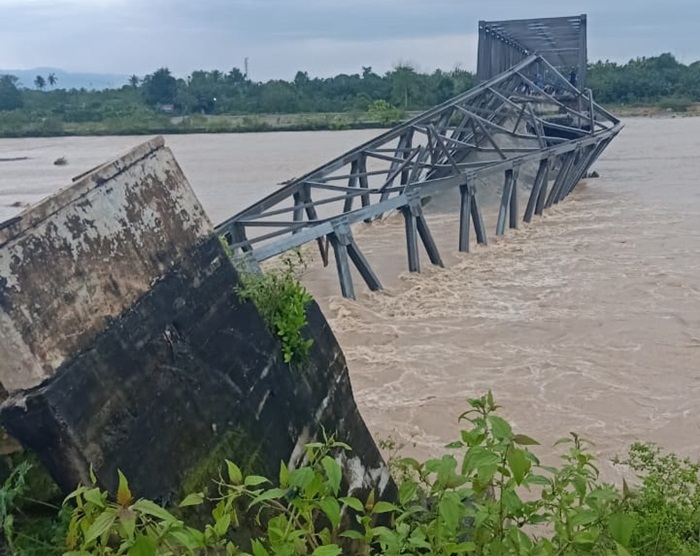 jembatan-Alue-Buloh-ambruk-dihantam-banjir.jpg