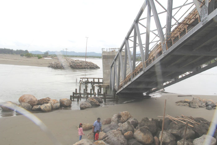 jembatan-gampong-pasi-pusong-dengan-jeumerang-kuala-tari-rubuh-akibat-gempa_20161214_105602.jpg