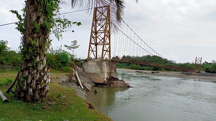 Rusak Diterjang Banjir, Jembatan Gantung Lhok Guci, Aceh Barat tak Dapat Dilalui Kendaraan