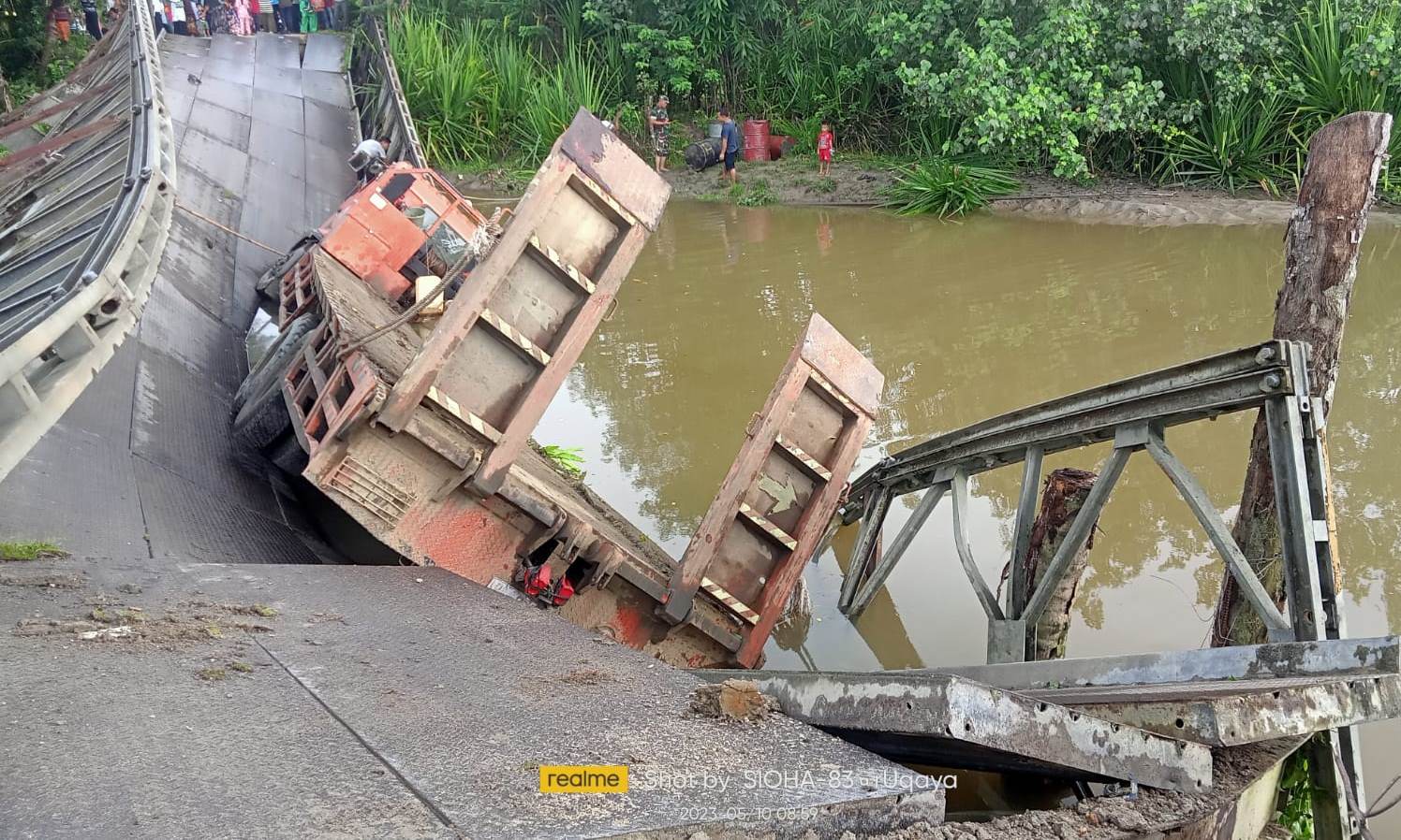 jembatan-lalla-simeulue-di-kecamatan-salang-ambruk-setelah-dilalui-kenderaan.jpg