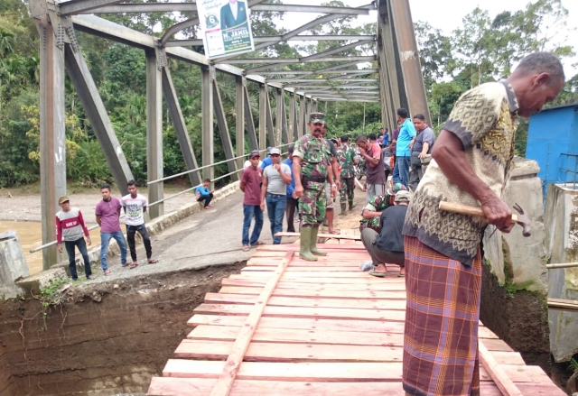 TNI dan Warga Pasang Batang Kelapa di Jembatan Mane, Kini Sudah Bisa Dilalui Kendaraan Roda Dua