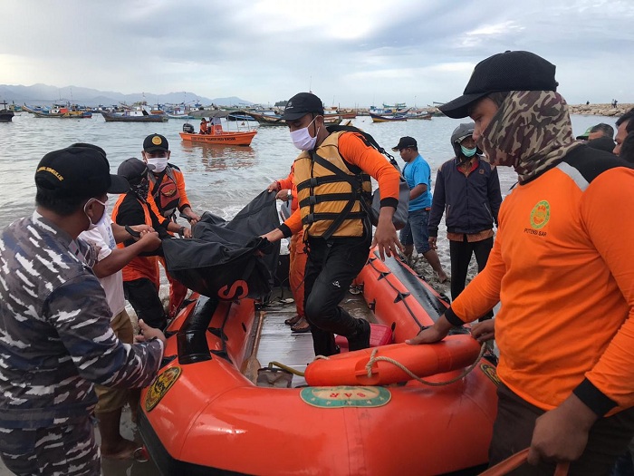 jenazah-riswan-27-korban-hempasan-ombak-besar-di-tanggul-kolam-labuh-ppi-ujong-serangga.jpg