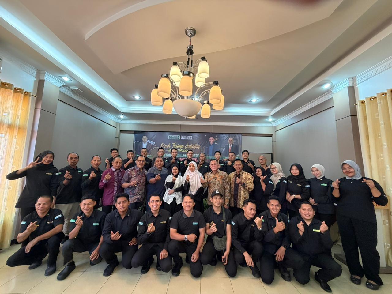 Serah terima jabatan General Manager Parkside & Portola Hotel Group berlangsung khidmat. Noersyam Akhmad resmi menjabat Cluster GM Portola Grand Arabia Banda Aceh, menggantikan posisi sebelumnya di Meulaboh. Acara dipimpin oleh Syahrizal Harris, Director Strategic & Business Support, serta dihadiri oleh pemilik hotel Cut Dari Elfinta dan Teuku Ferdiansyah.