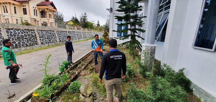 Jumat Bersih di Bener Meriah, Para ASN dan Honorer Gotong Royong Bersihkan Lingkungan Kantor