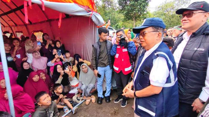 jusuf-kalla-kunjungi-posko-pengungsi-di-bener-meriah.jpg