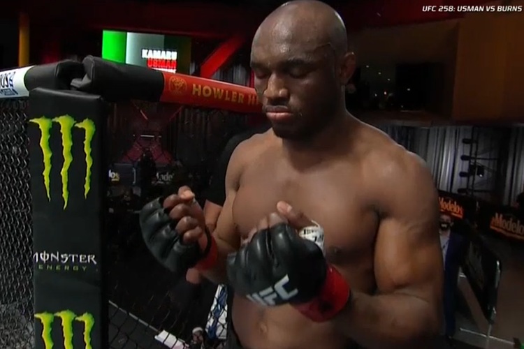 kamaru-usman-hendak-memasuki-oktagon-jelang-duel-puncak-ufc-258.jpg