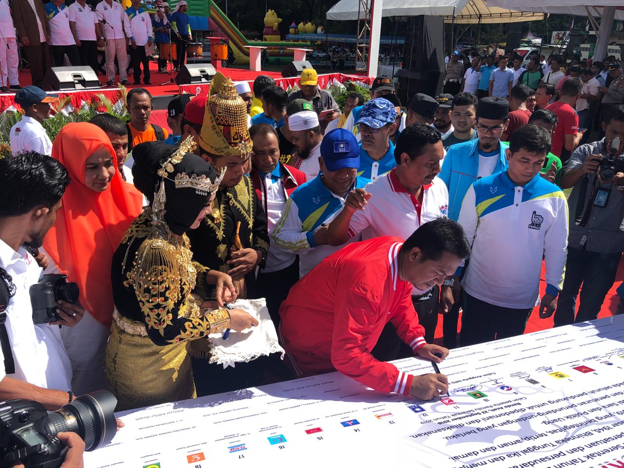 20 Partai Politik dan Calon Anggota DPD Aceh Tandatangani Deklarasi Kampanye Damai di Blangpadang