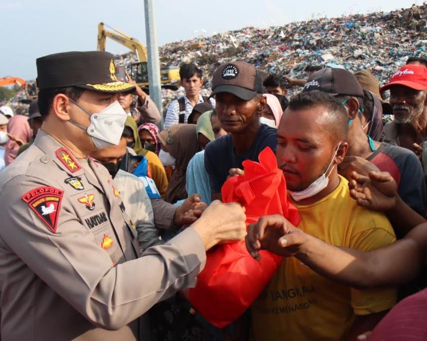 kapolda-aceh-membagikan-sembako-kepada-masyarakat-beserta-pemulung-di-tpa.jpg