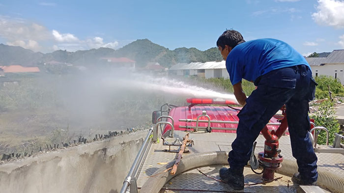 Petugas Padamkan Kebakaran Ilalang di Lampoh Daya Banda Aceh