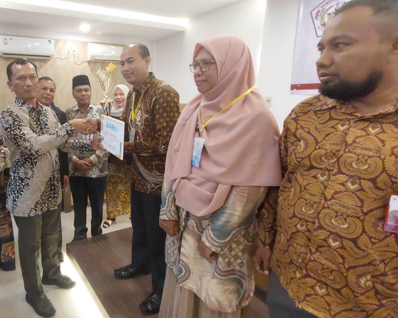 kepala-dinas-pendidikan-dan-kebudayaan-kota-lhokseumawe-a-harris-menyerahkan-piala.jpg