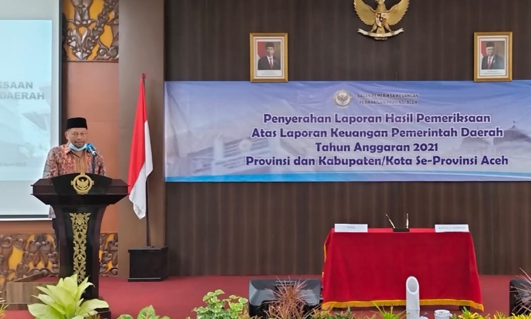 ketua-dprk-lhokseumawe-memberi-kata-sambutan-saat-acara-penyerahan-wtp.jpg