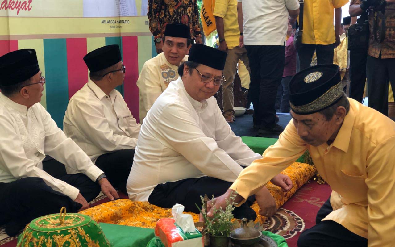 Tiba di Aceh, Ketua Umum Golkar Disambut Ala Adat Aceh