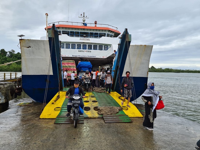 Seratusan Penumpang Kapal Feri yang Terlantar Empat Hari di Labuhan Haji Tiba di Simeulue