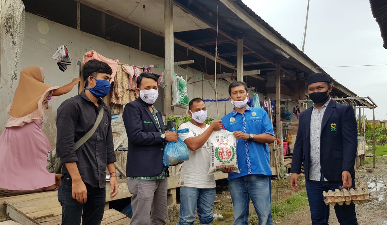 KNPI Aceh dan GPI Aceh Bagikan Paket Sembako dan Masker