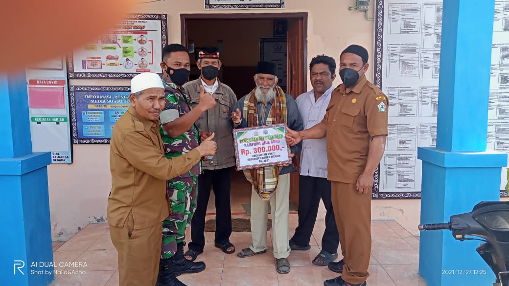 Babinsa Dampingi Perangkat Desa Salurkan BLT DD di Kampung Reje Guru Bener Meriah