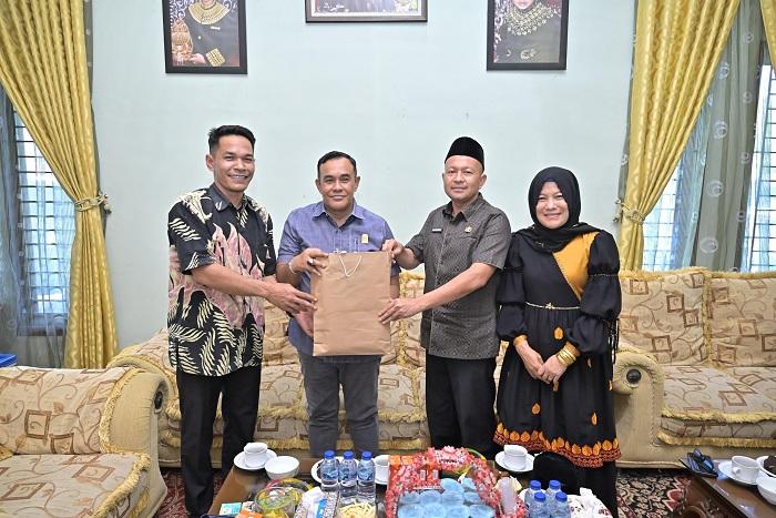 Peringati HUT Ke-23 Aceh Jaya, Safwandi dan Muslem D Sambangi Rumah sejumlah Mantan Bupati