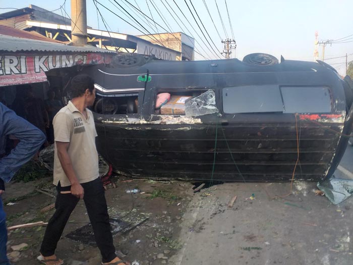 Satu L-300 Bawa Paket Kiriman Terbalik di Cureh Bireuen, Sempat Hantam Kios dan Tiang Listrik