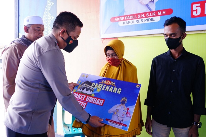 Dapat Hadiah Umrah Program Vaksinasi, Lansia Ini Menangis Haru, Pengantin Baru Ketiban Sepmor