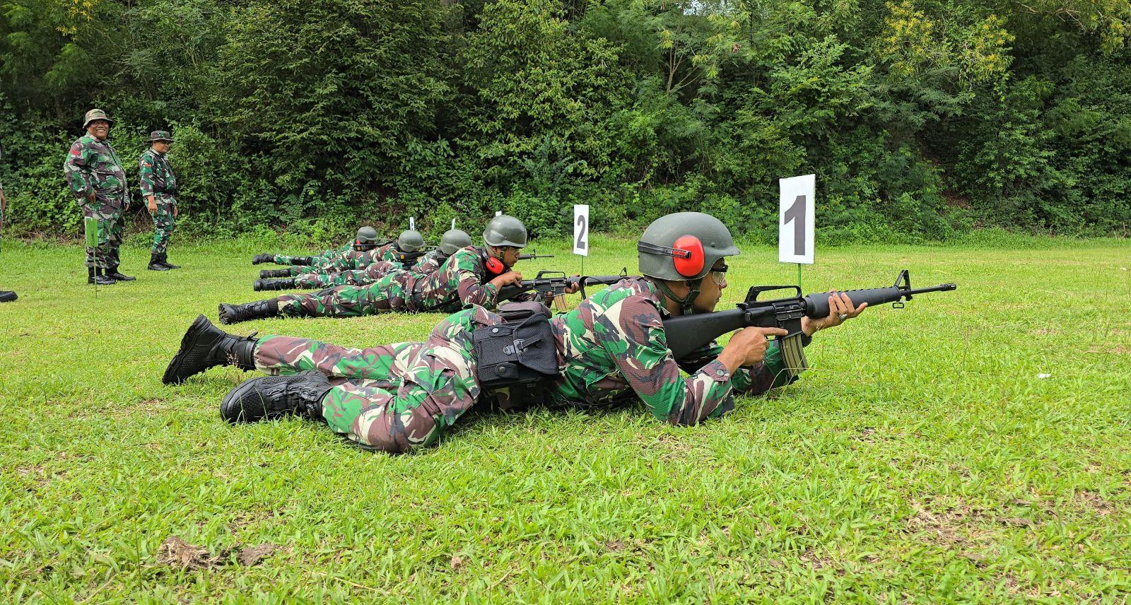 latihan-menembak-senjata-M16-Korem-Lilawangsa.jpg