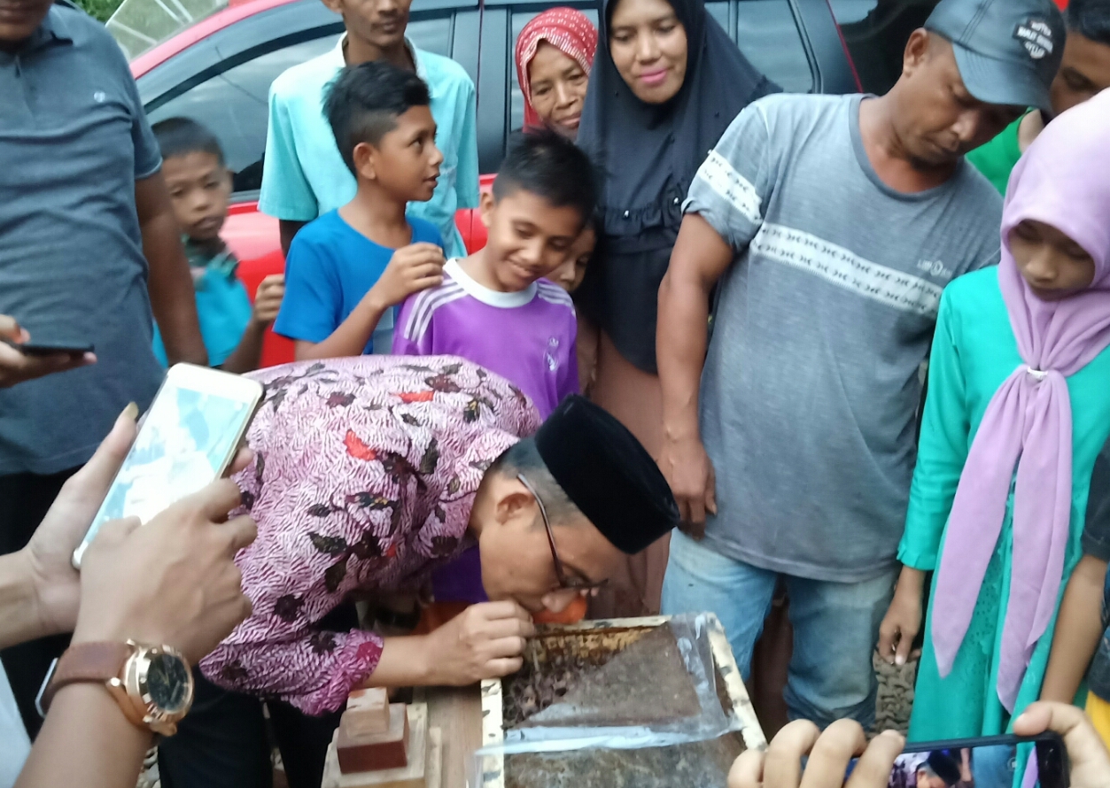 Minim Konsumen, Haji Uma Janji Bantu Warga Pasarkan Madu Lebah Linot