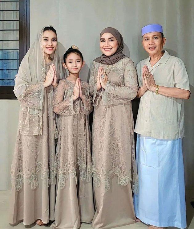 lebaran-hari-kedua-Ayu-Ting-Ting-memilih-untuk-menggunakan-pakaian-dengan-nuansa-krem.jpg