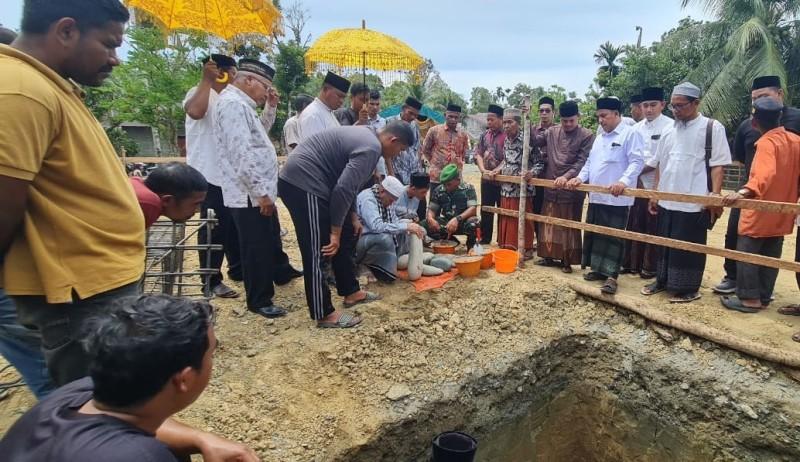 Masjid Jamik Al Ikhlas Suak Awe Aceh Barat Mulai Dibangun, Abu Mahmuddin Letak Batu Pertama