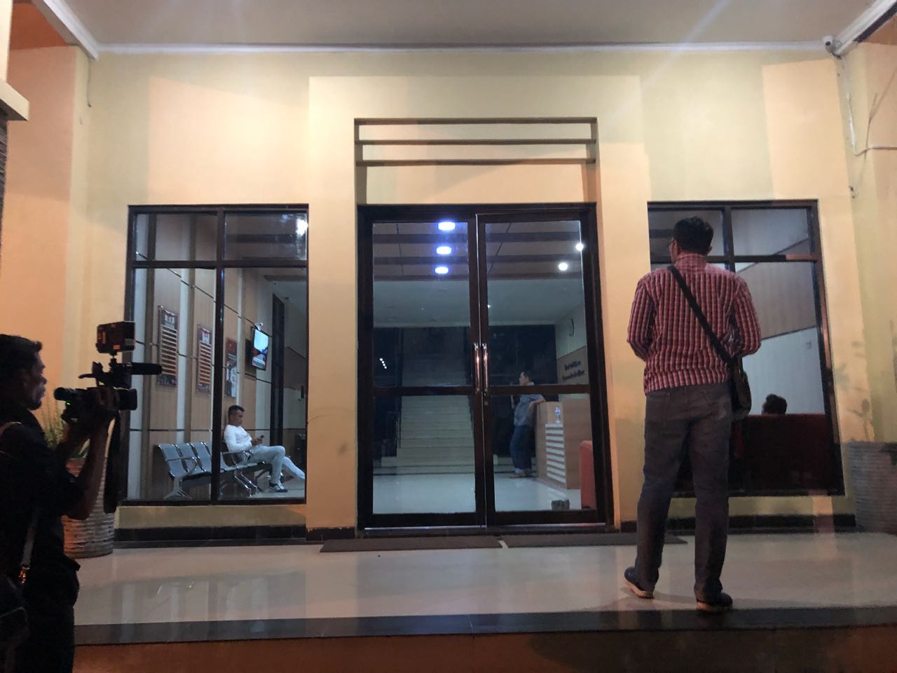 Kabar Pejabat Aceh Ditangkap KPK, Awak Media Berkumpul di Dit Reskrimsus Polda