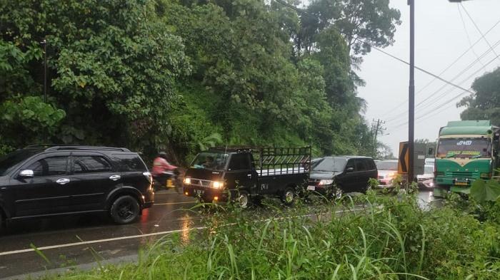 BREAKING NEWS - Longsor di Bukit Seumadam, Lalu Lintas di Perbatasan Aceh Tamiang-Medan Terganggu