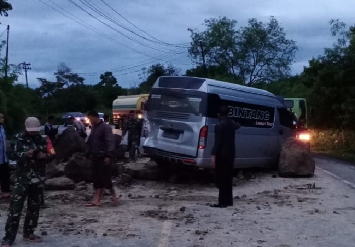 Jalan Banda Aceh - Medan di Seulimuem Tertimbun Longsor, Batu Terguling Mengenai Angkutan Umum Hiace