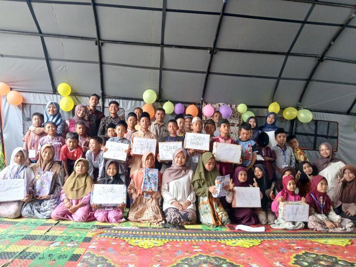 Mahasiswa UNIKI Bireuen Hibur Anak Pengungsi Banjir di Ketol Aceh Tengah