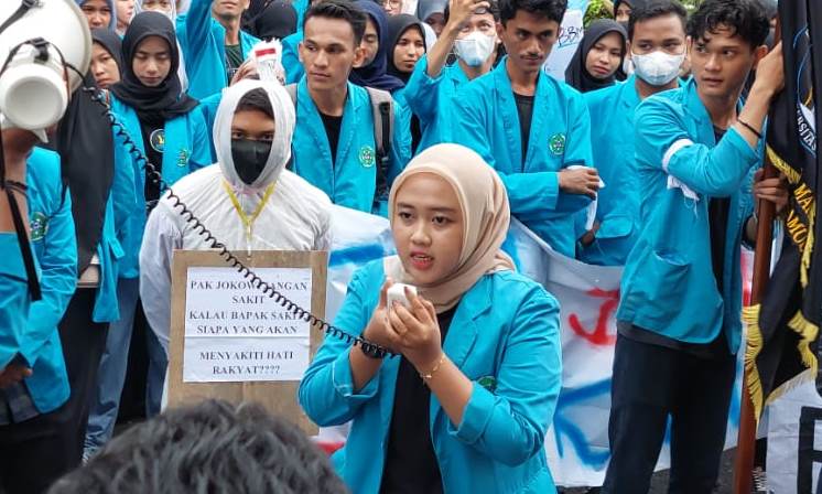 BREAKING NEWS - Ratusan Mahasiswa Demo Tolak Kenaikan BBM ke DPRK Langsa