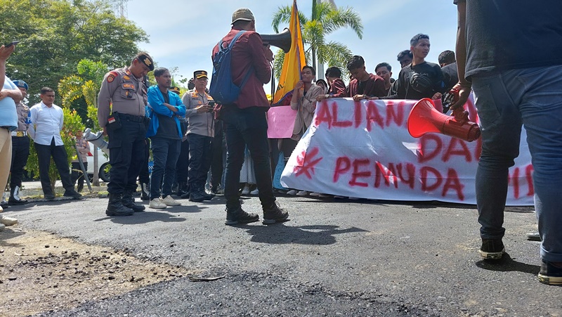 mahasiswa-lancarkan-aksi-demo-ke-gedung-dprk-pidie-rabu-2192022.jpg