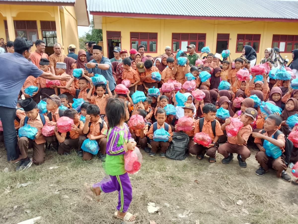 KPA dan PA Aceh Singkil Bagikan Ribuan Paket Makanan Bergizi ke Sekolah Terpencil Terdampak Banjir 