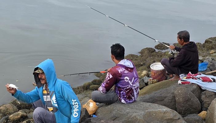 Usai Shalat Subuh, Pemancing Ikan Ramai di Kuala Tari Kota Sigli