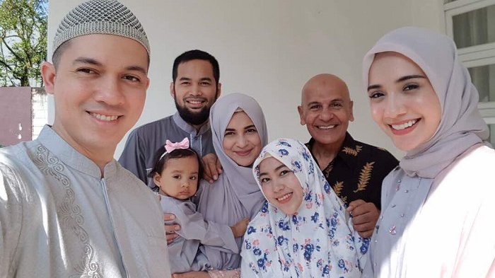 mark-sungkar-bersama-istri-anak-serta-menantunya_20180730_113119.jpg