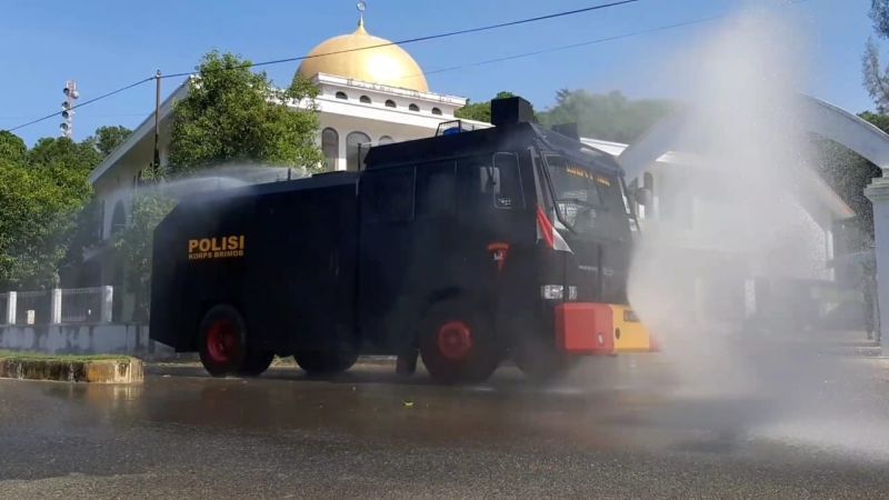 masjid-agung-aceh-jaya-disemprot-disinfektan.jpg