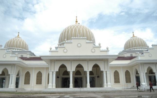 Tgk Asnawi Khatib Shalat Idul Fitri di Masjid Agung Sultan Jeumpa Bireuen