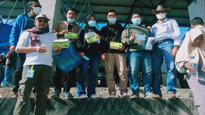 Aktivis Bener Meriah Bagi Masker untuk Masyarakat di Latber Pacuan Kuda