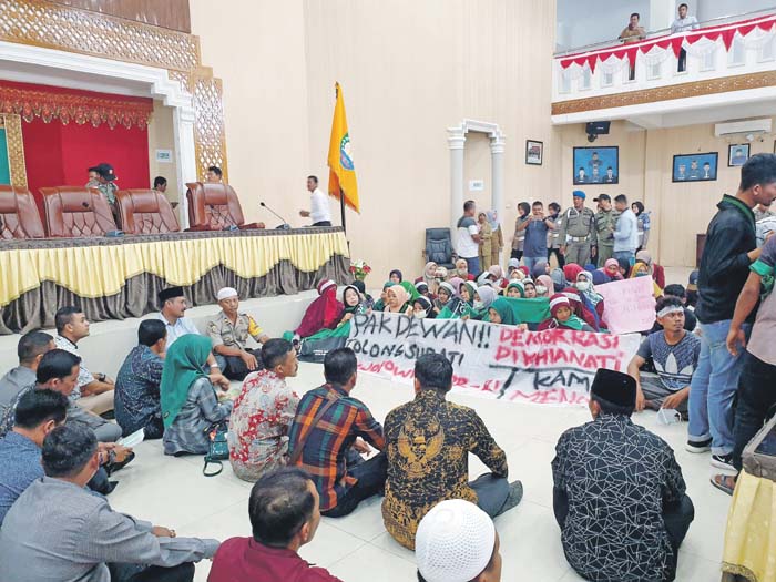 Mahasiswa Baca Yasin di DPRK, HMI dan BEM STKIP Muhammadiyah Turun ke Jalan